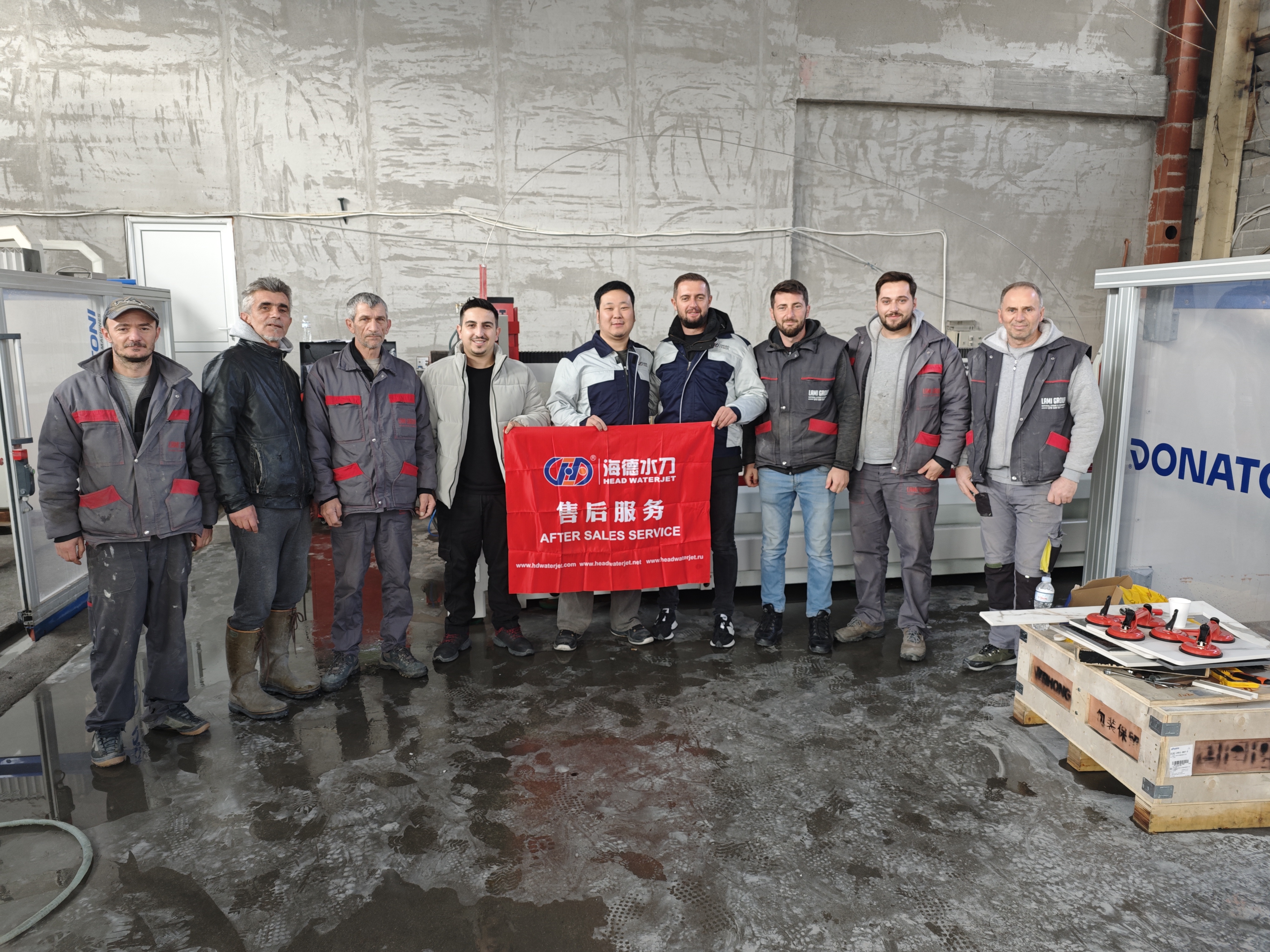 与客户合影 (8) 与客户合影 (8)