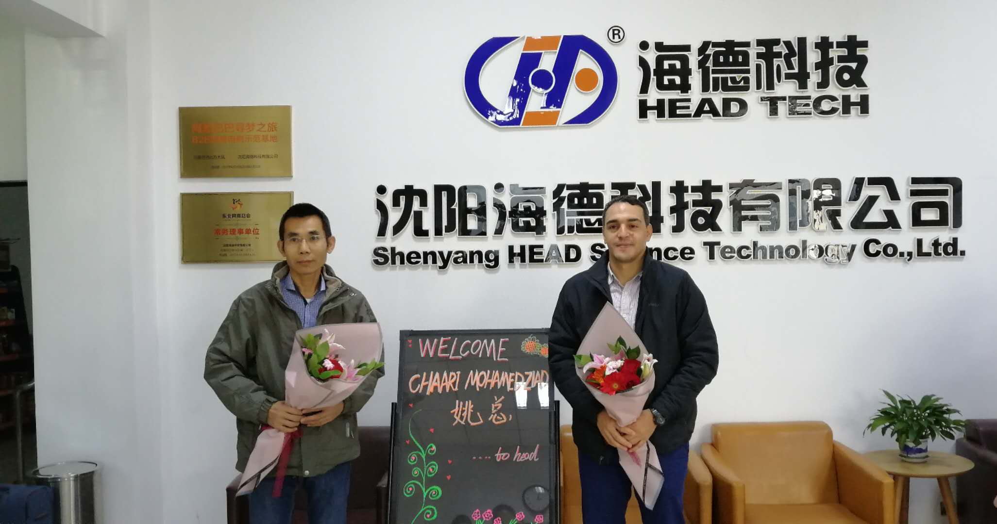 Клиенты из Катара приходят в компанию HEAD по производству оборудования для гидроабразивной резки