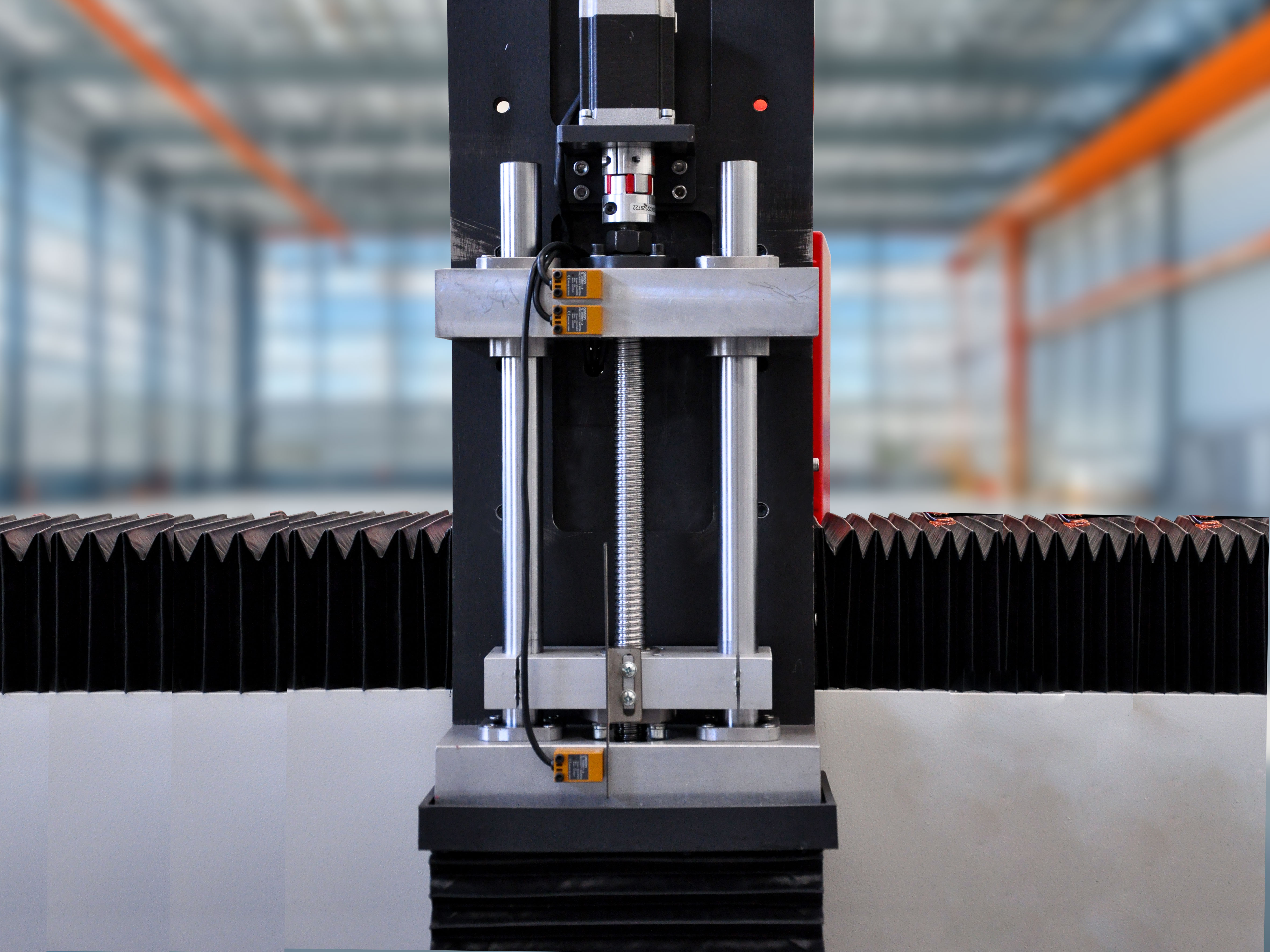 Уотержаная режущая машина